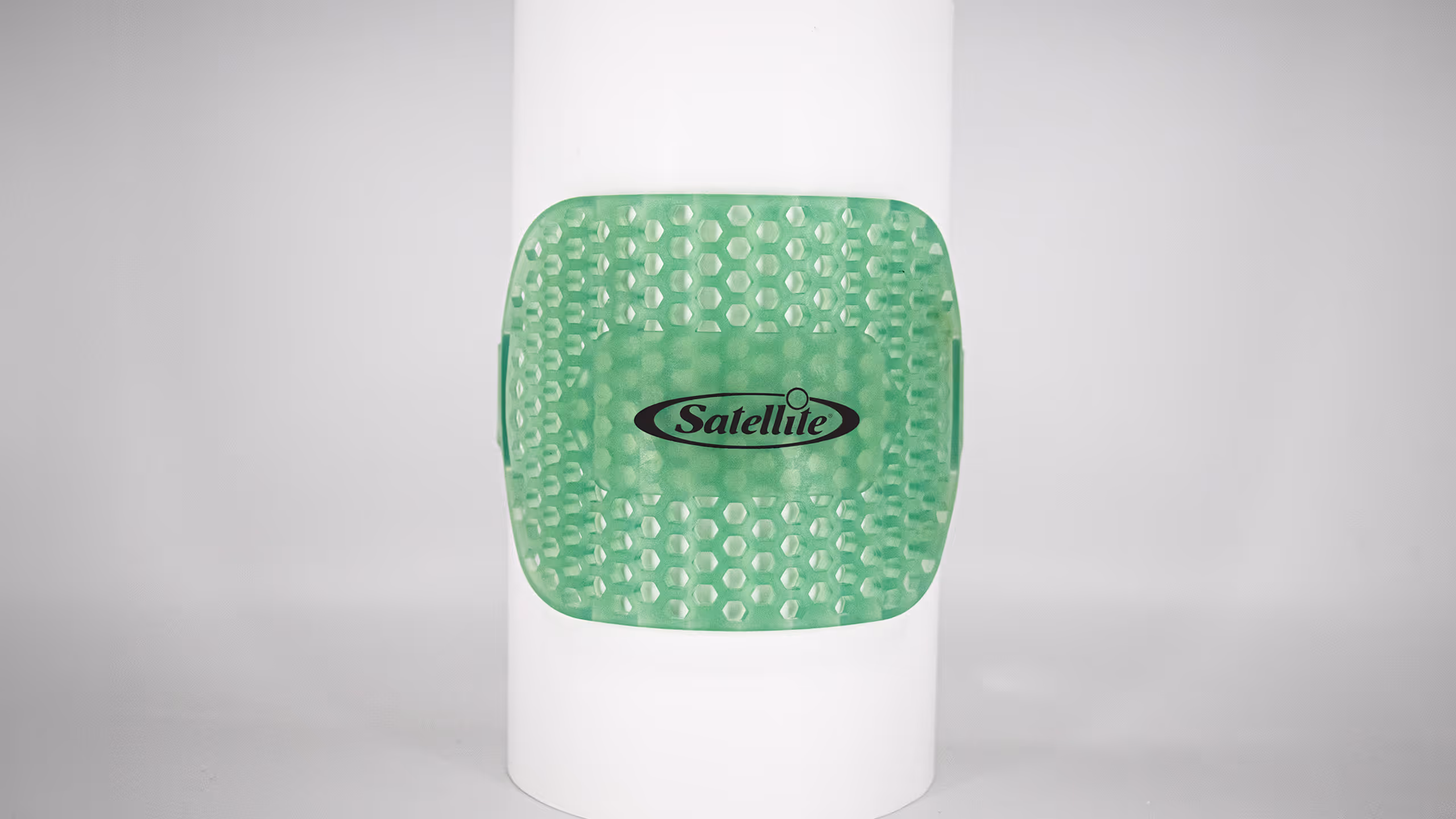 A green gel-like knee pad with a textured surface and the logo "Satellite" in the center.